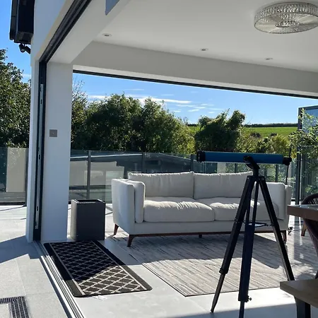 Mayflower, Seaview, Modern, 6 Beds Holiday home *